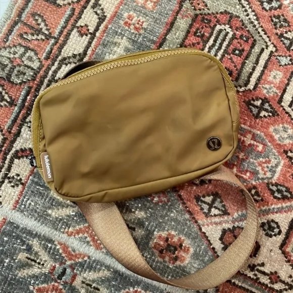 Lululemon Everywhere Belt Bag 1L Crossbody - Picture 3 of 5
